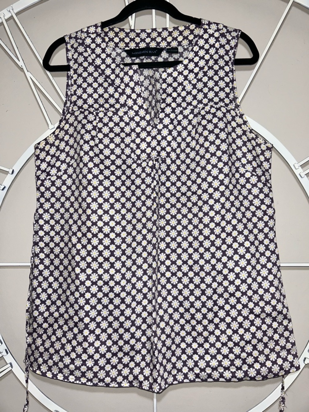 NWOT Mandarin Blue 100% Linen Denim Blue & White w/ Yellow Daisy Sleeveless Top